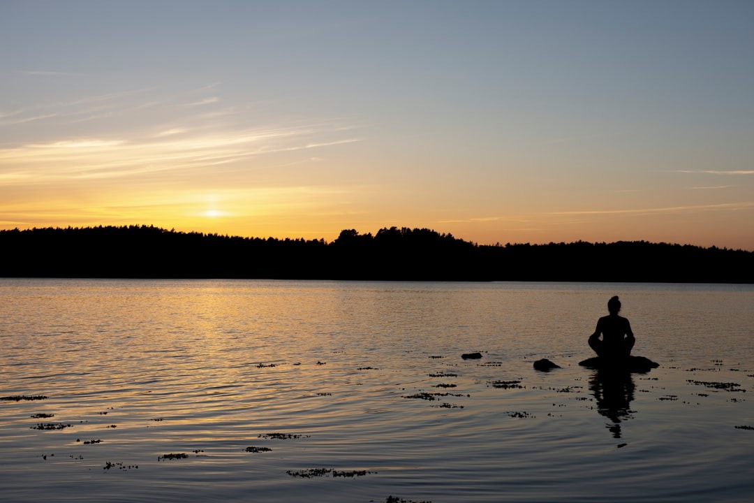meditazione nel lago